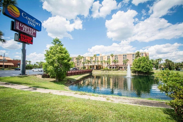 Comfort Inn & Suites Kissimmee By the Parks image 1