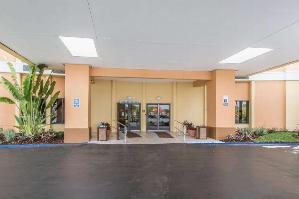 Comfort Inn & Suites Kissimmee By the Parks image 3